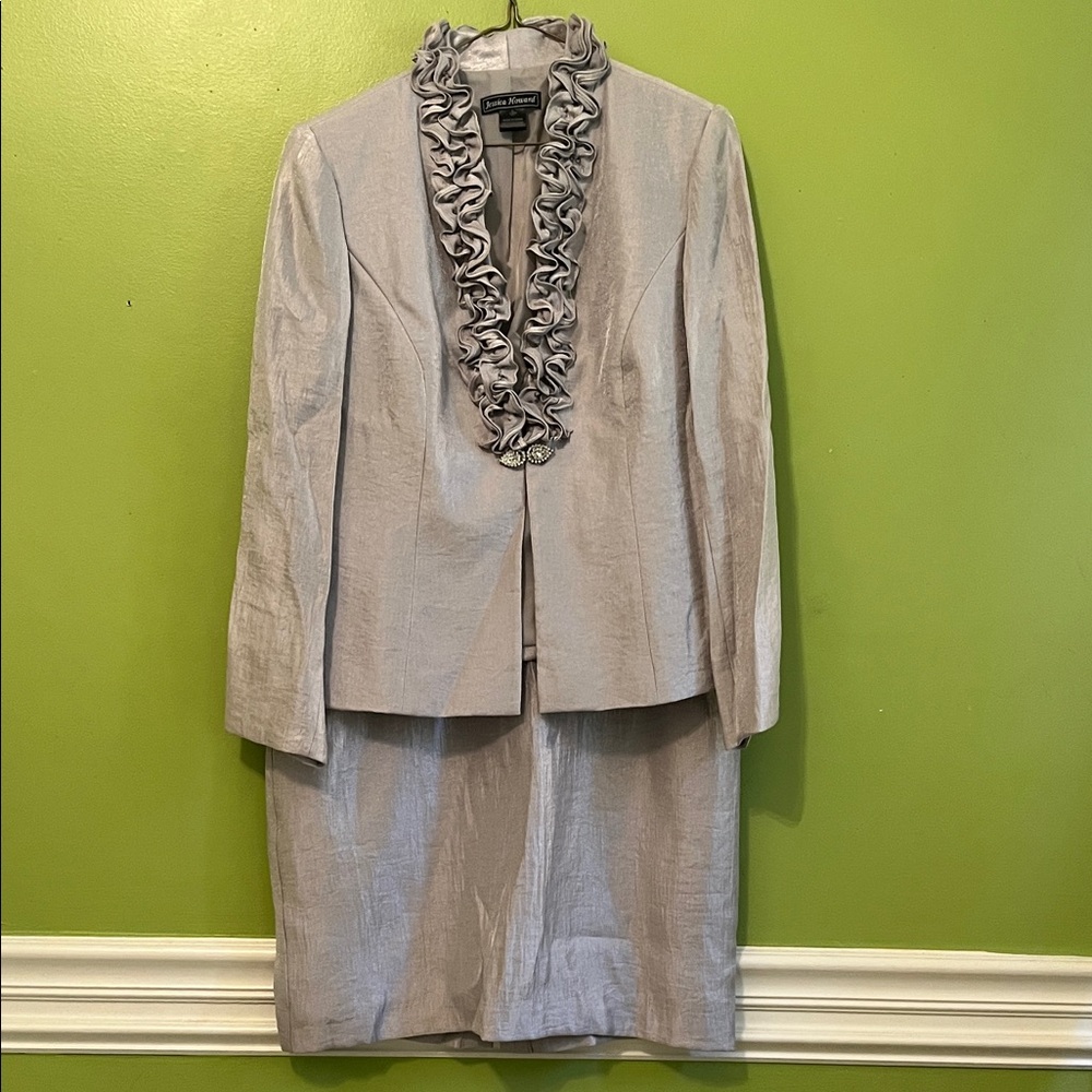 Like New Jessica Howard Silver Metallic Suit Dress With Ruffled Collar